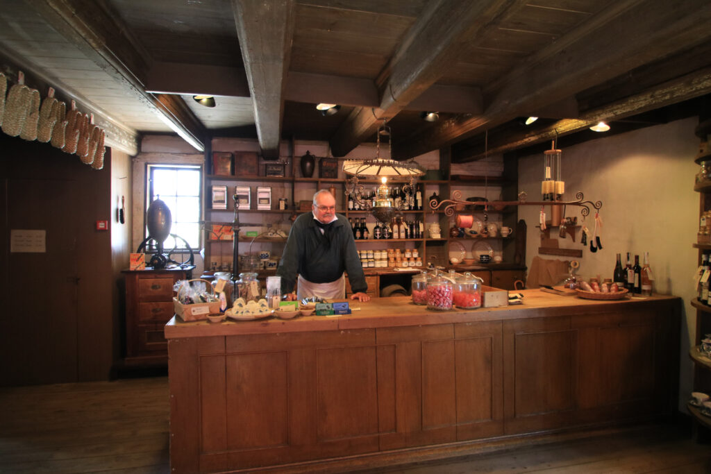 In den Shops sind die Mitarbeiter historisch gekleidet