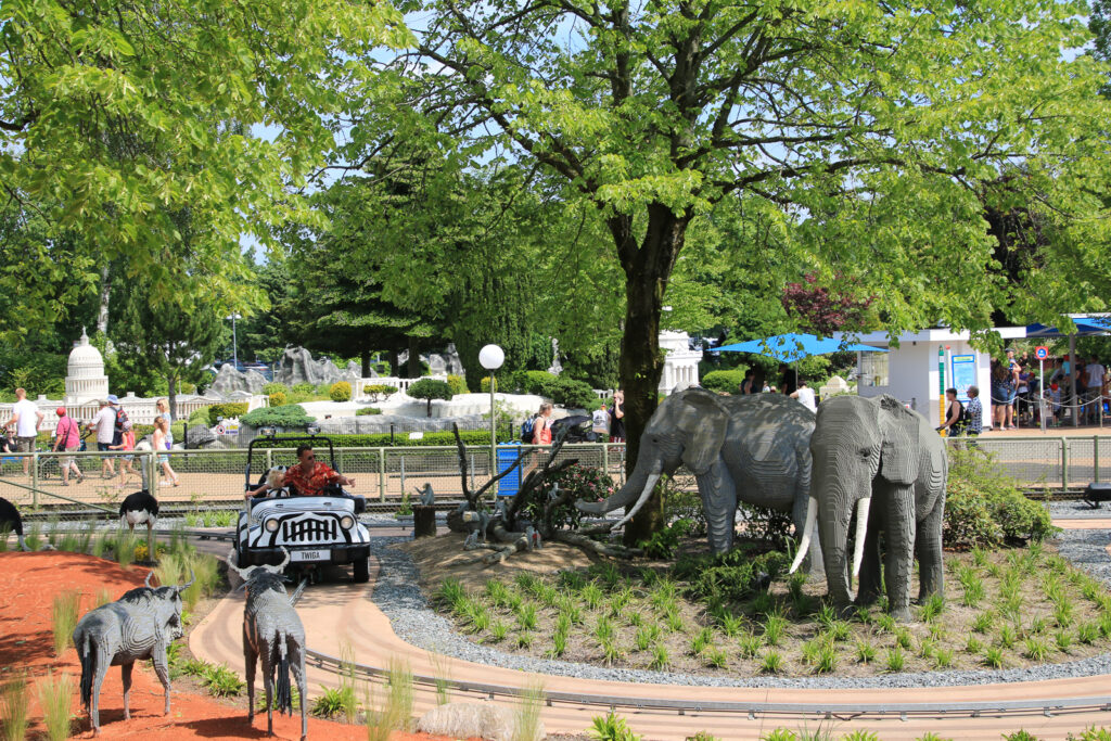 Bahn durchs Legoland