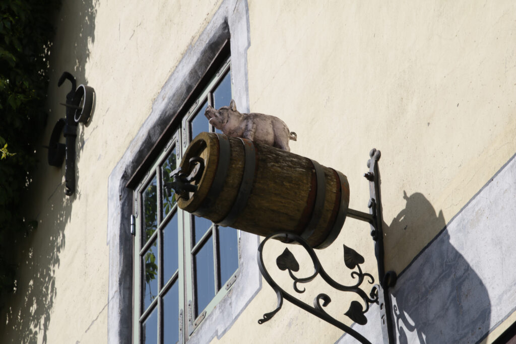 Bekomme ich da Schweinebraten und Wein?