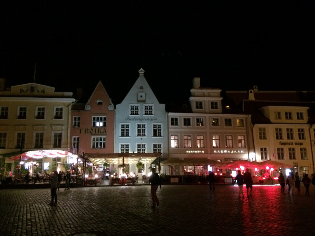 Tallinns Hauptplatz am Abend