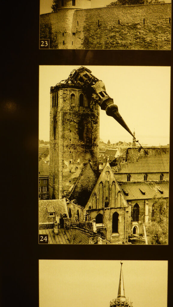 Bei einer Kirche in Tallinn wurde der Turm im Krieg beschädigt