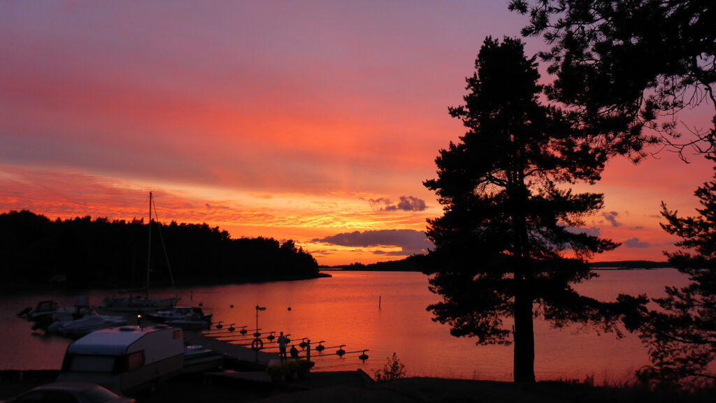 Magischer Sonnenuntergang am Camping