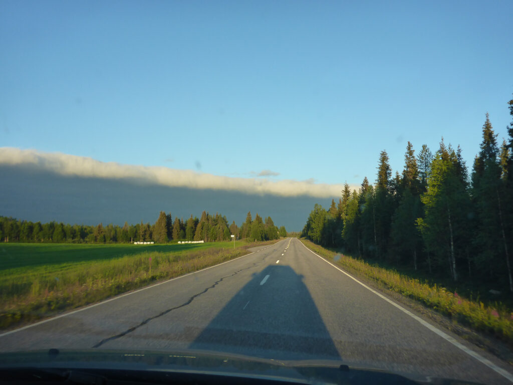 Finnland hat viele gerade Straßen, es geht um einiges schneller