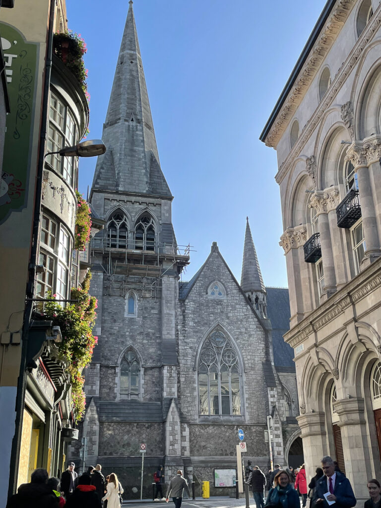Kirche voraus
