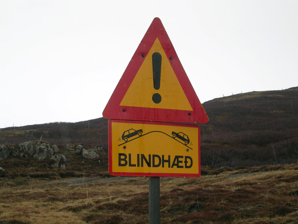 Achtung Sichtbehinderung durch Landschaft