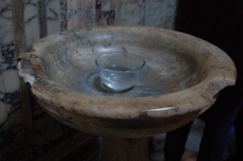 Anscheinend ist Weihwasser Mangelware