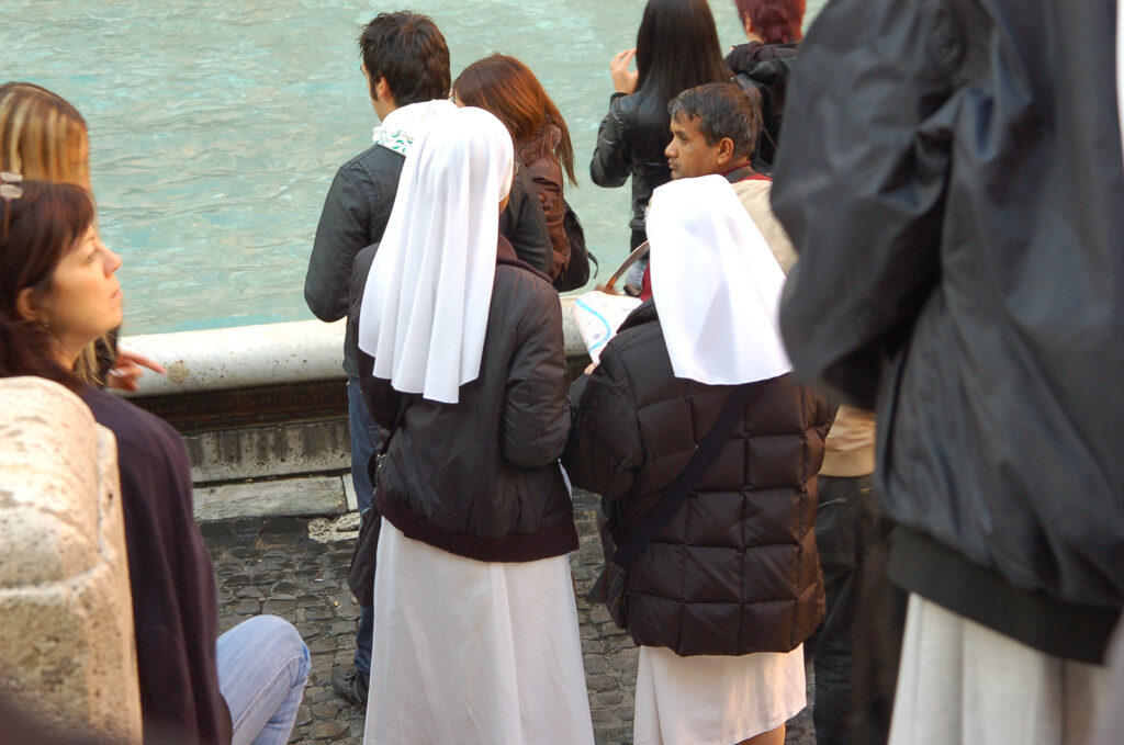 Nonnen und Priester sind viele in der Stadt zu sehen