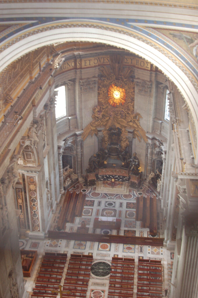 Blick von der Ballustrade in den Petersdom