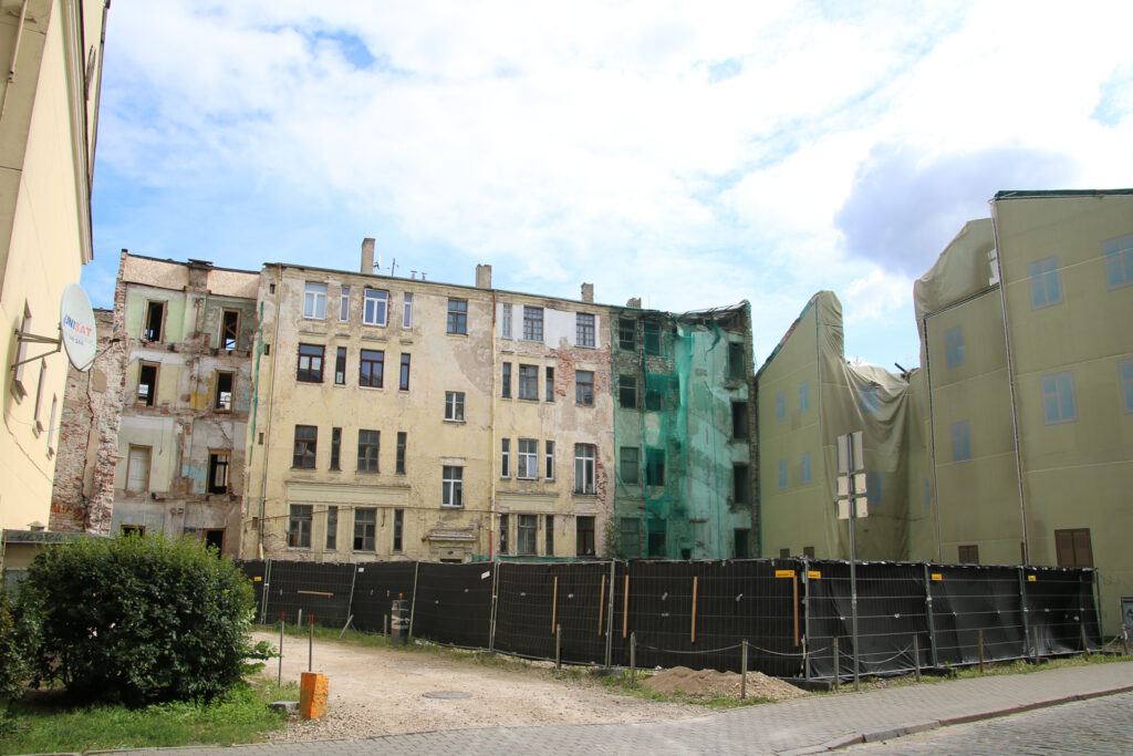 Immer wieder stoßen wir auf verfallene Gebäude in der Stadt