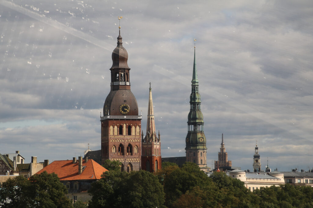 Kirchturmspitzen ragen heraus