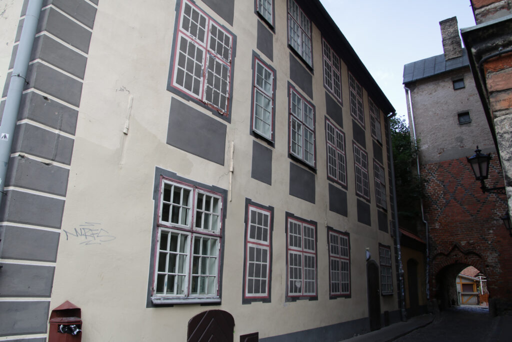 Einige der Fenster sind aufgemalt