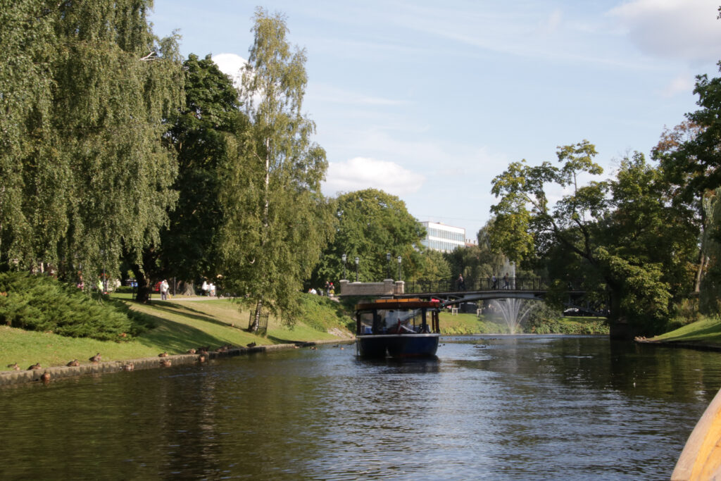 Park mit kleinem Gewässer