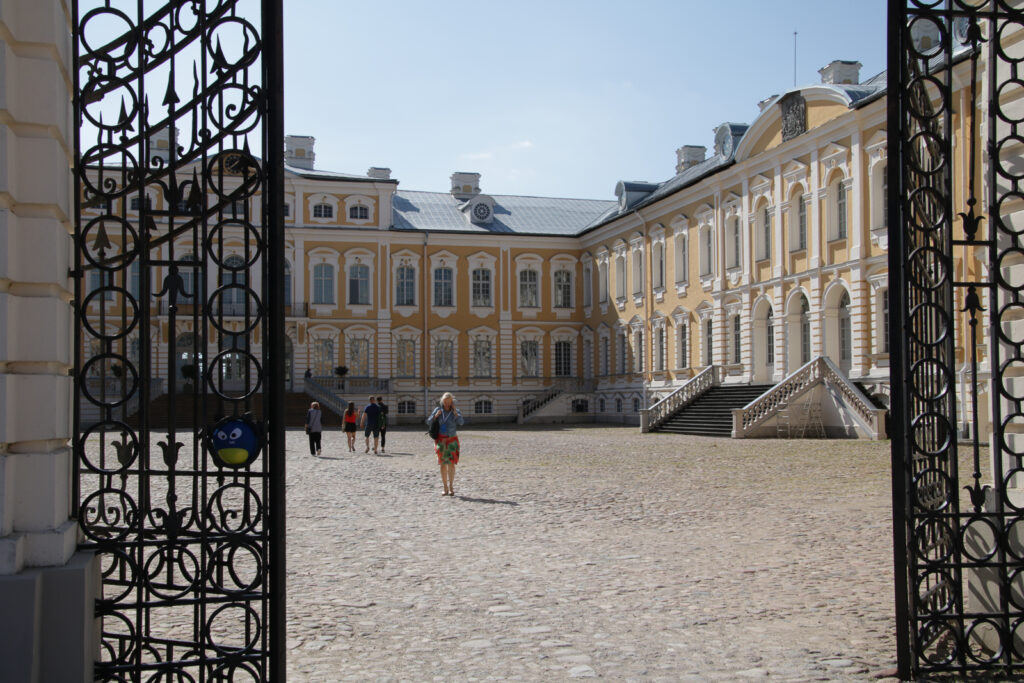 Blick durchs Eingangstor