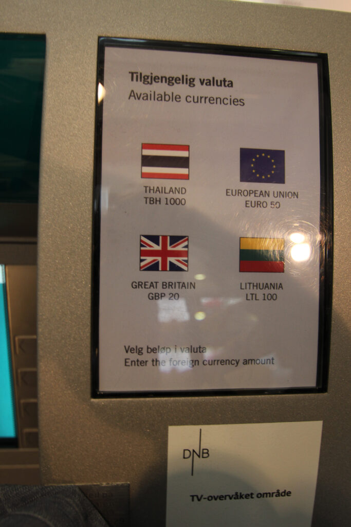 Bankomat gibt verschiedene Währungen aus