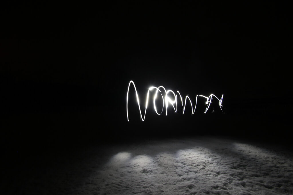 Lichtmalerei während wir aufs Nordlicht warten