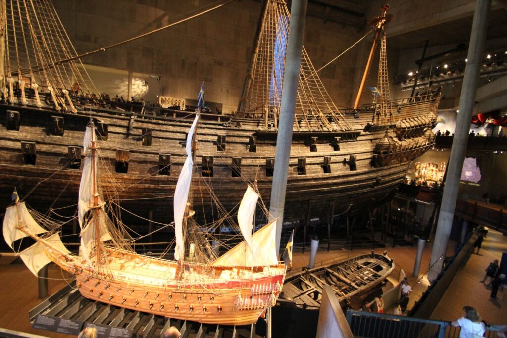 Die Vasa, ein Beiboot und ein Modell