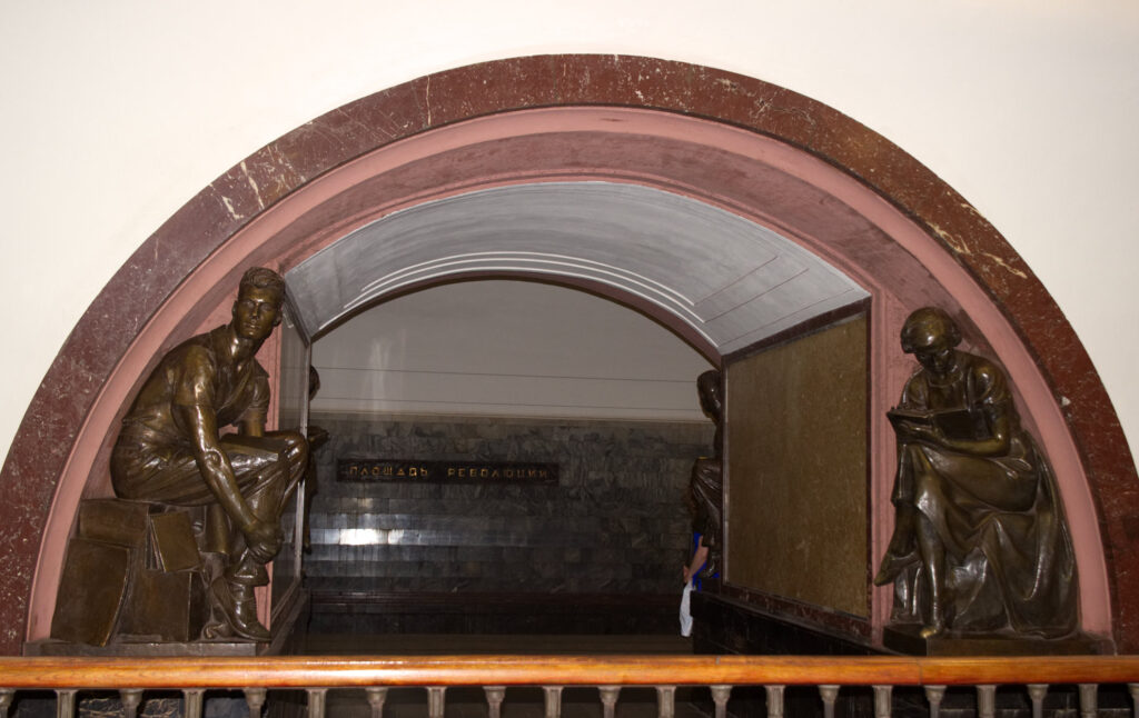 Figurengruppe in der Metro