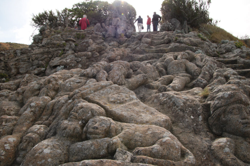 Steinpfad voller Figuren