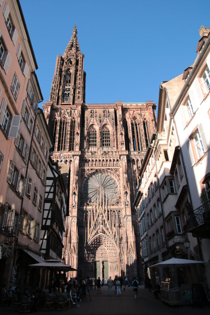 Das Münster taucht recht überraschend mitten in der Stadt auf.