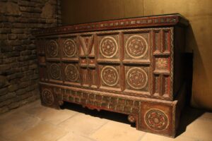 Wunderschöne Truhe in einem römischen Kellergewölbe