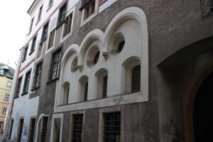 Fassade mit klar erkennbaren unterschiedlichen Baustilen