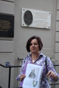 Ina vor der griechisch-orthodoxen Kirche