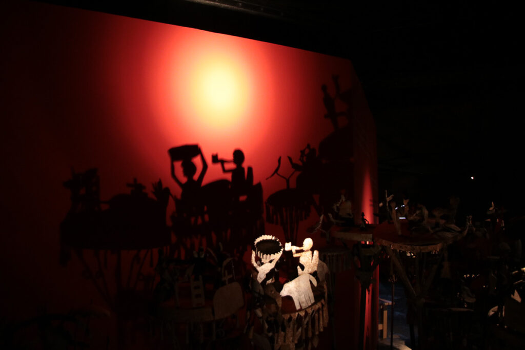 Schattenspiel im Vodou Museum