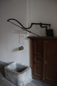 Brunnen in einem alten Vorhaus