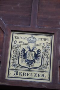 Altes Schild "K und K Poststempel"