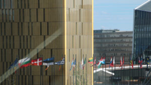 Europäischer Gerichtshof und Flaggen