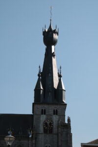 Sonderbarer Kirchturm in Walcourt