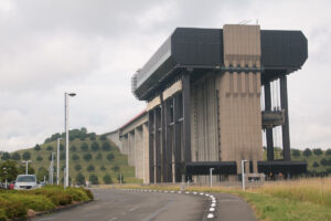 Ein Schiff fährt Lift