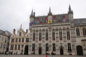 Immer wieder sind schön verzierte Fassaden in Brügge zu sehen