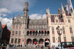 Brügger Rathaus im Sonnenschein