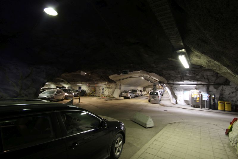 Die Garage ist im Winter Sportplatz