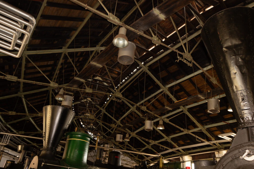 An der Decke sieht man Wege für die früheren Arbeiten