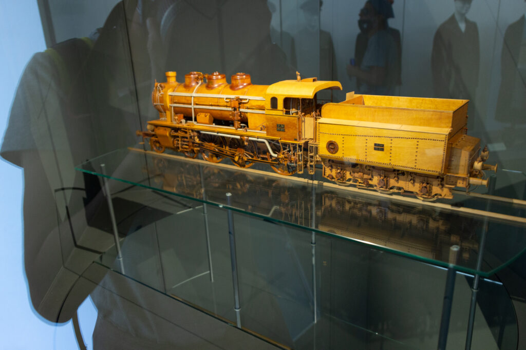 Modell-Lok aus Holz, handgefertig