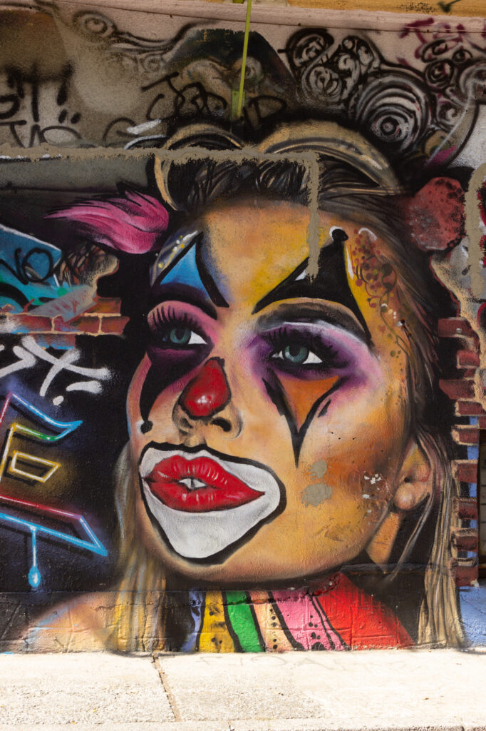 Clown an Fassade in Metelkova