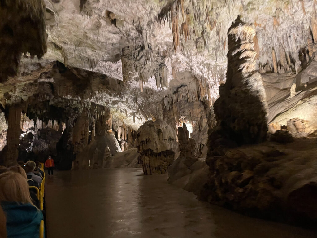 Einfahrt in die Höhle von Postojna