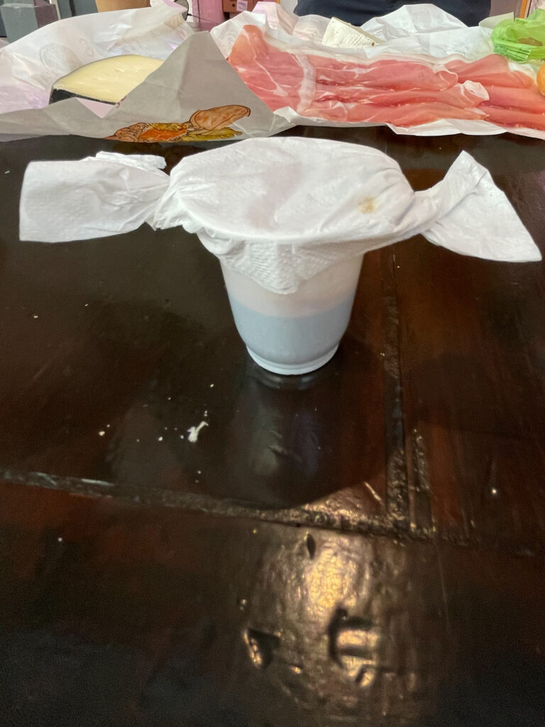 Frühstück in der Markthalle Anconas - Espresso to go