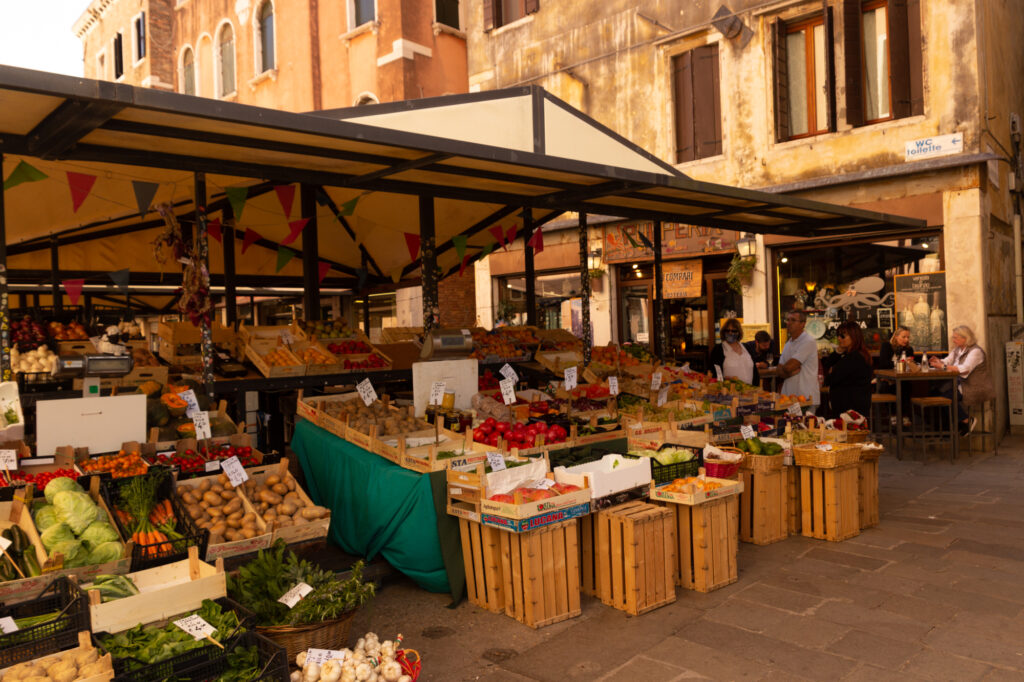 Obst- und Gemüsemarkt in Venedig
