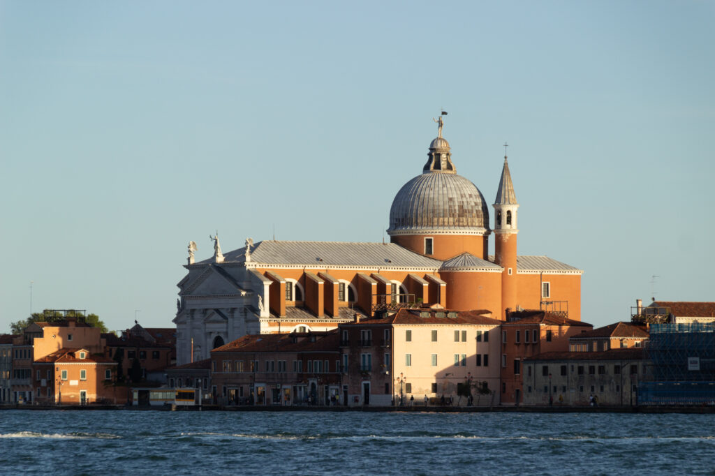 Eine der Kirchen in Venedig
