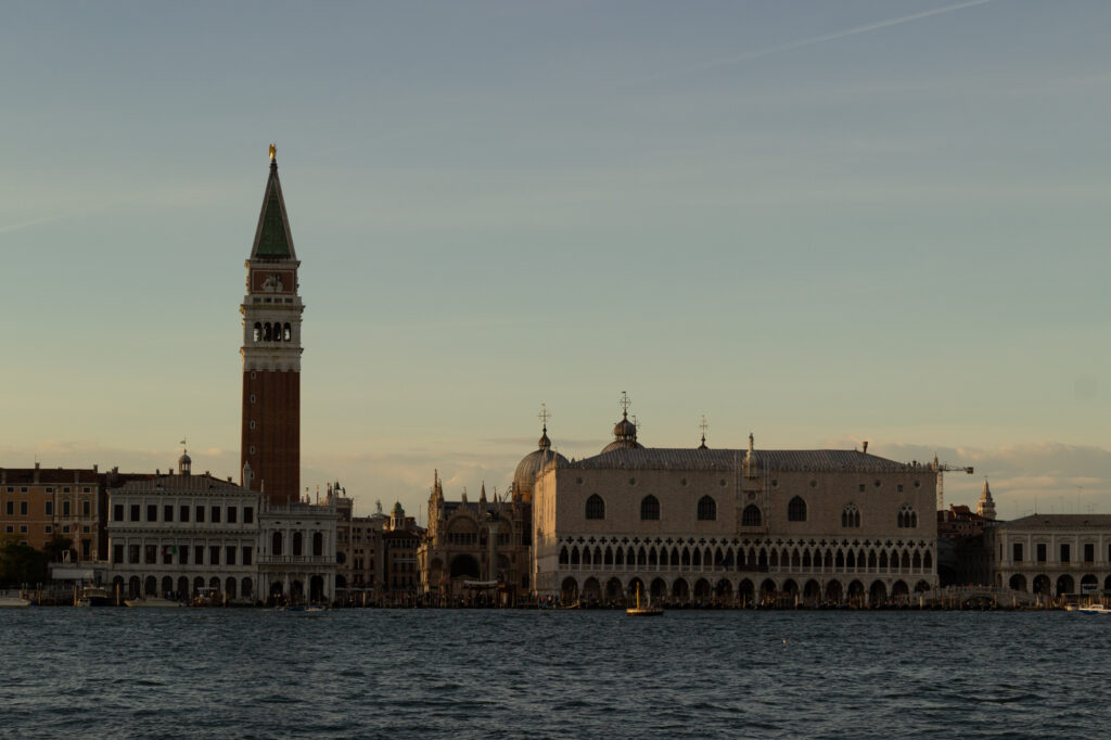 Blick auf den Markusplatz vom Wasser aus