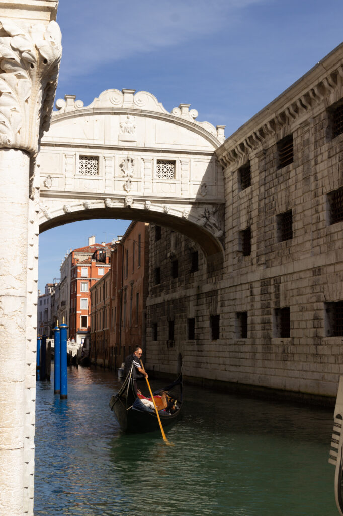 Gondel unter der Seufzerbrücke