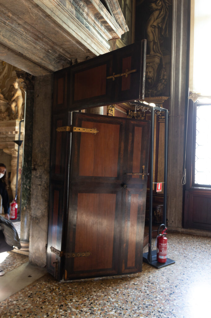 gespaltene Tür im Dogenpalast