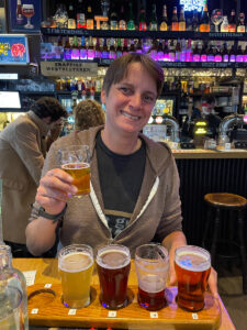 Solche Bierverkostungen findet man in vielen Bars.