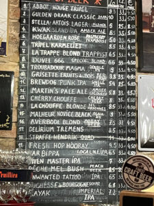 Wo sonst Wein steht, steht in Brügge Bier