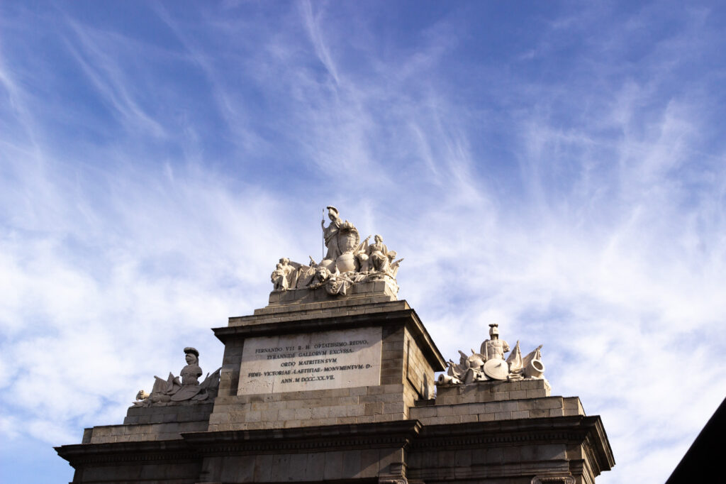Statuengruppe auf Tor