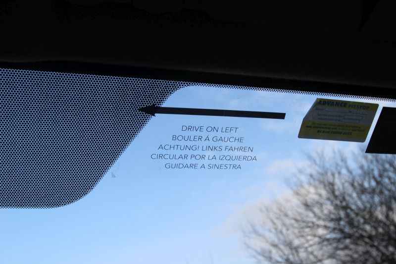 Hinweis im Mietauto