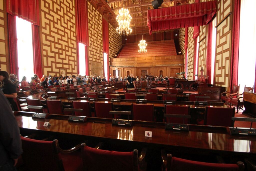 Im Sitzungssaal des Rathauses